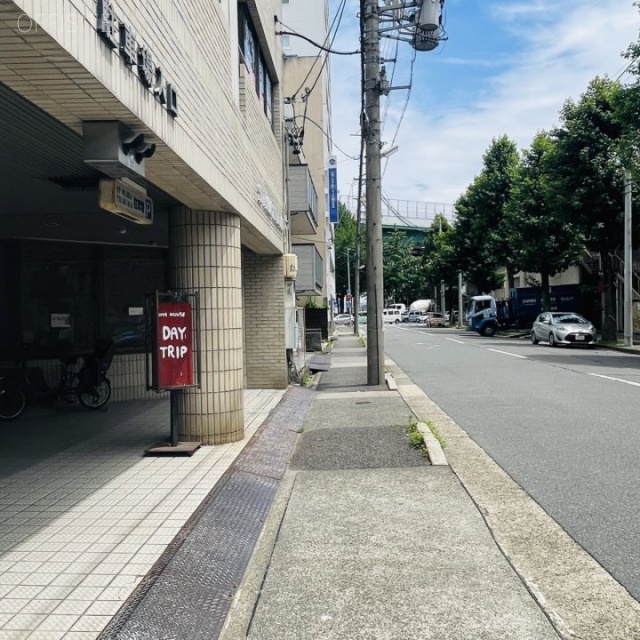 ST PLAZA TSURUMAI 東館 前面歩道