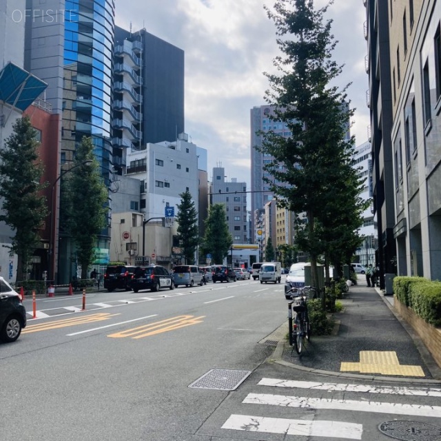奈良部ビル 前面通り