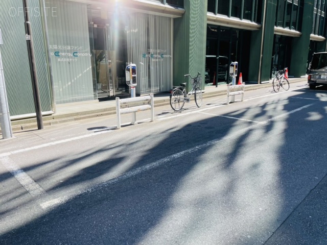 八丁堀サンケイビル　側面に白枠駐車場