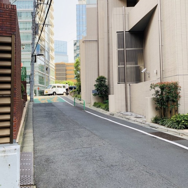 キャトルセゾン麹町 ビル前面道路