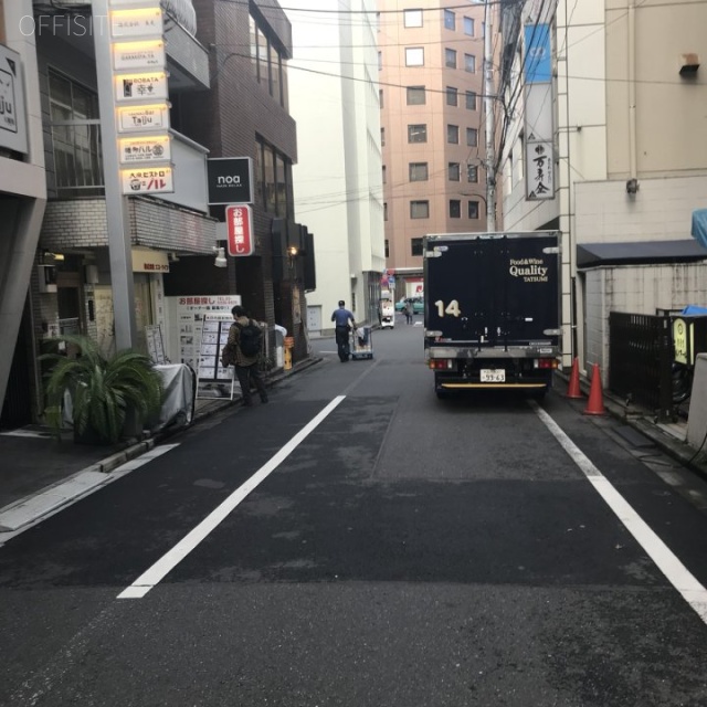 西新宿ウインズビル　ビル前面道路