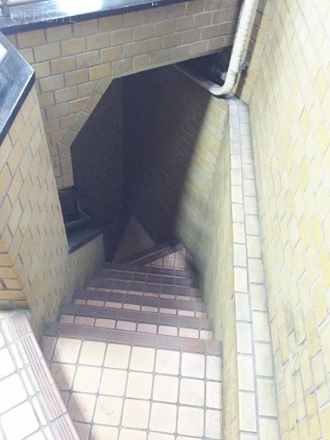 ワコー代々木ビル 階段