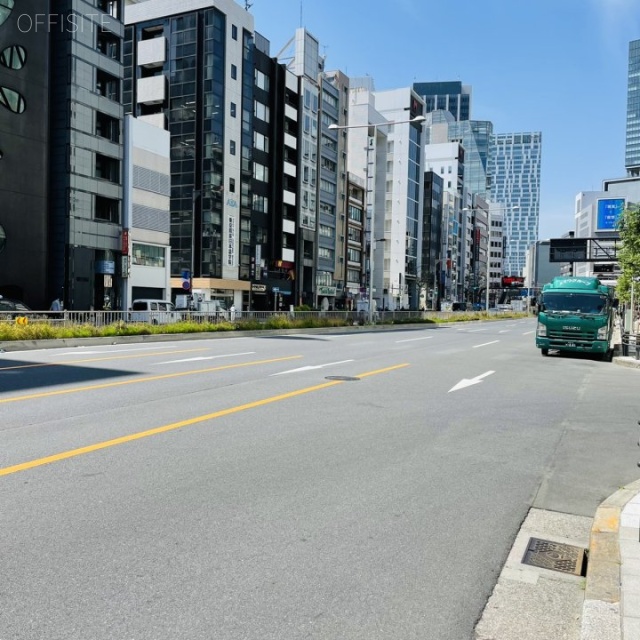 アミーホール ビル前面道路