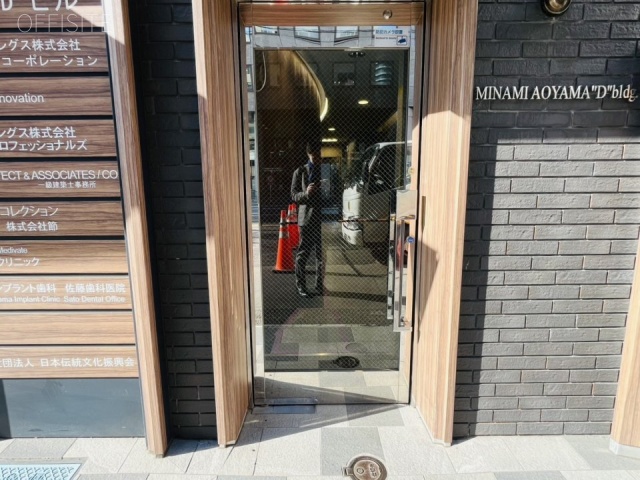 南青山Dビル エントランス