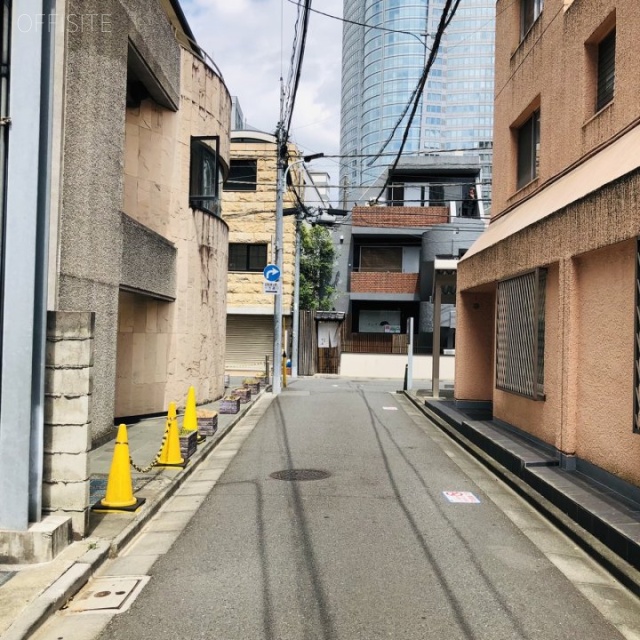 西麻布清美堂ビル ビル前面道路