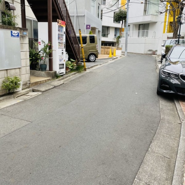ファクトリービル ビル前面道路