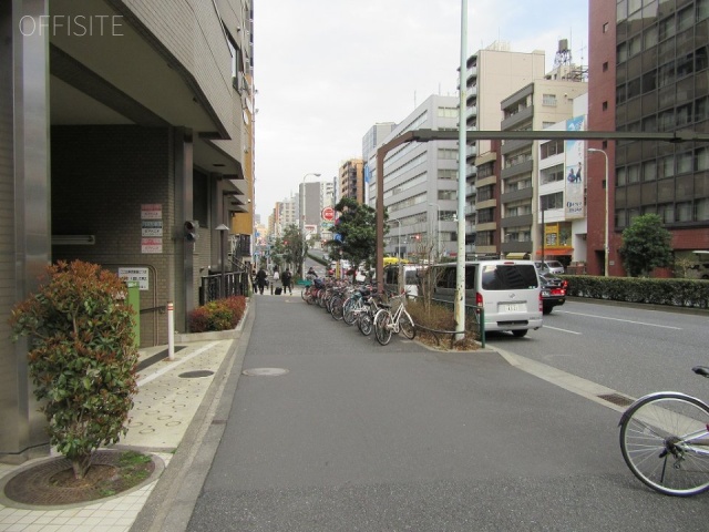 ビクセル新宿ビル　ビル前面道路