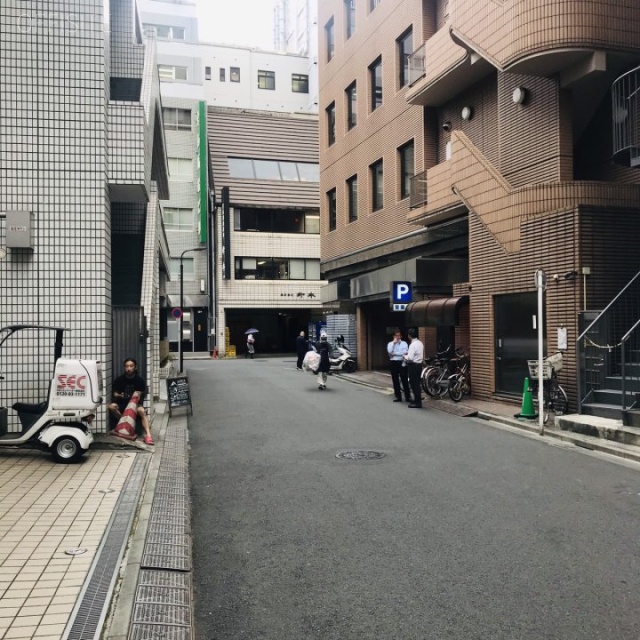 アソルティ西新宿　ビル前面道路