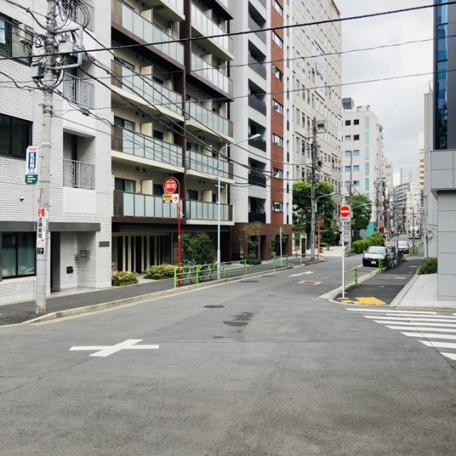 京橋第三長岡ビル ビル前面道路
