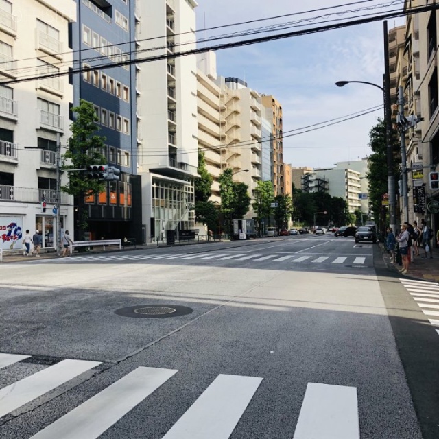 KHK西麻布ビル　ビル前面道路