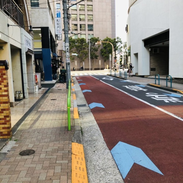 秀和南青山レジデンス ビル前面道路