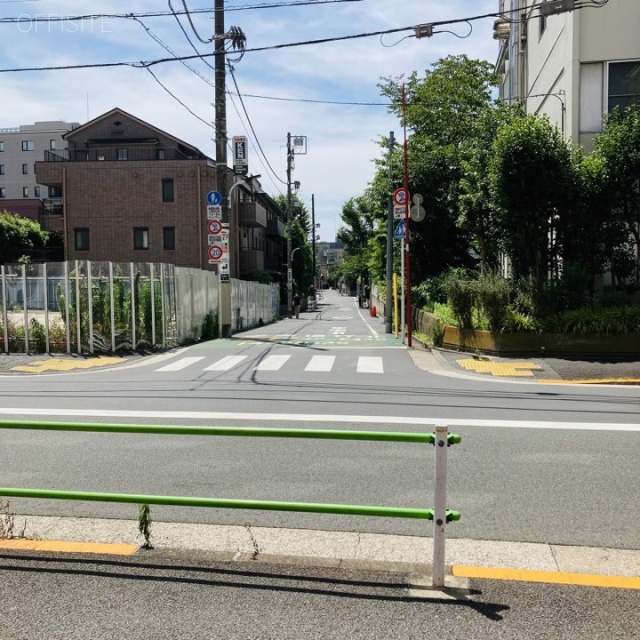 MOMON六本木ビル ビル全面道路