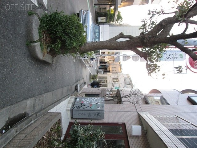 Uビル ビル前面道路