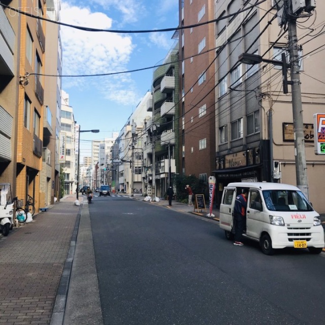 ビル・ユキサダ ビル前面道路