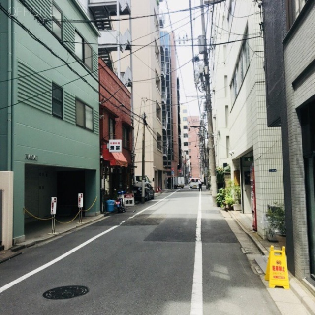 エクセル新宿御苑ビル　ビル前面道路