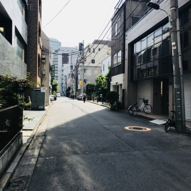 K&N麻布 ビル前面道路