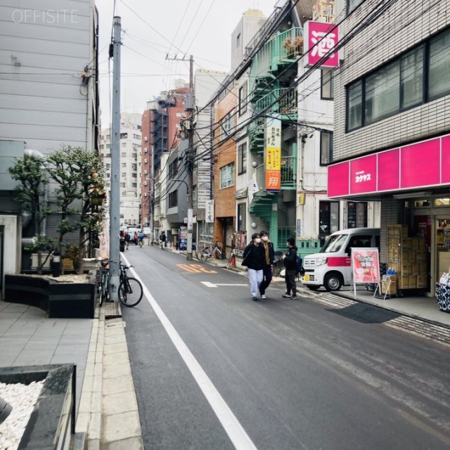 西新宿三晃ビル 4階【403】 123.52坪　ビル前面道路