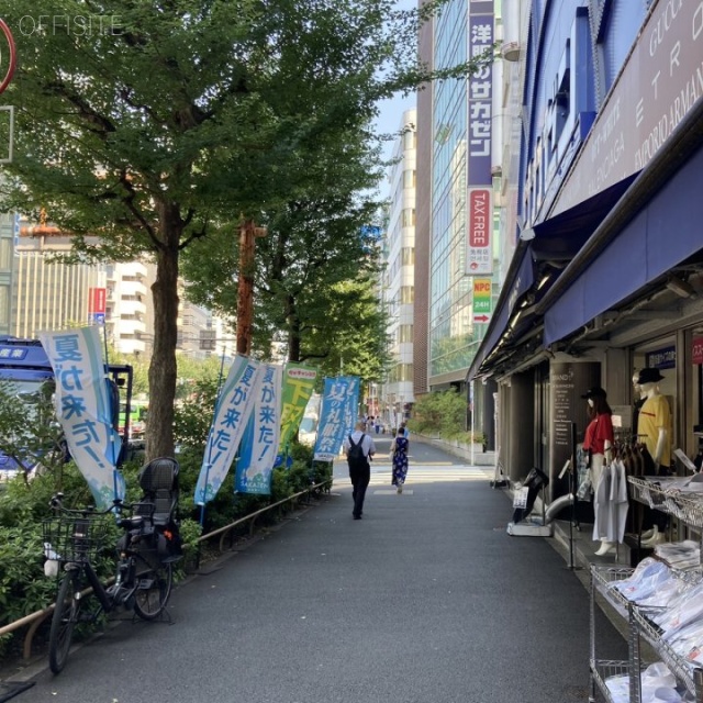 坂善新宿ビル ビル前面道路