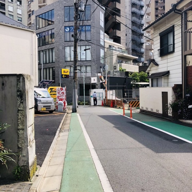 (仮)白金2丁目一棟貸店舗 ビル前面道路