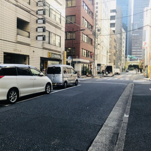 カワベビル　ビル前面道路