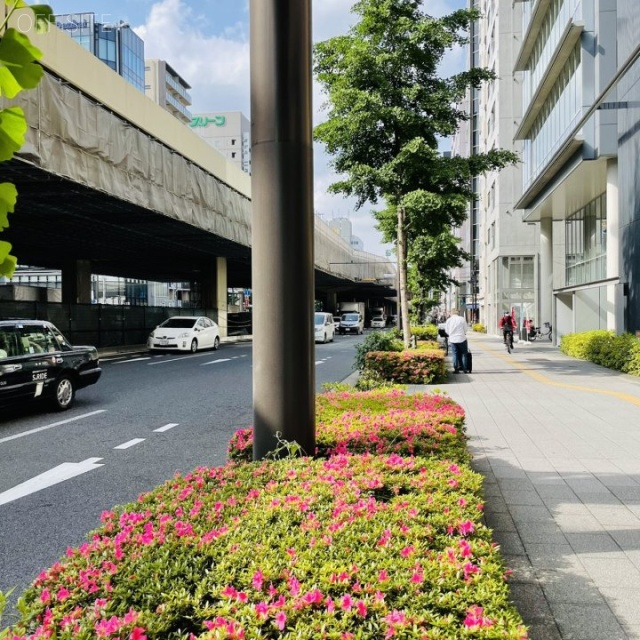 NSKビル ビル前面道路