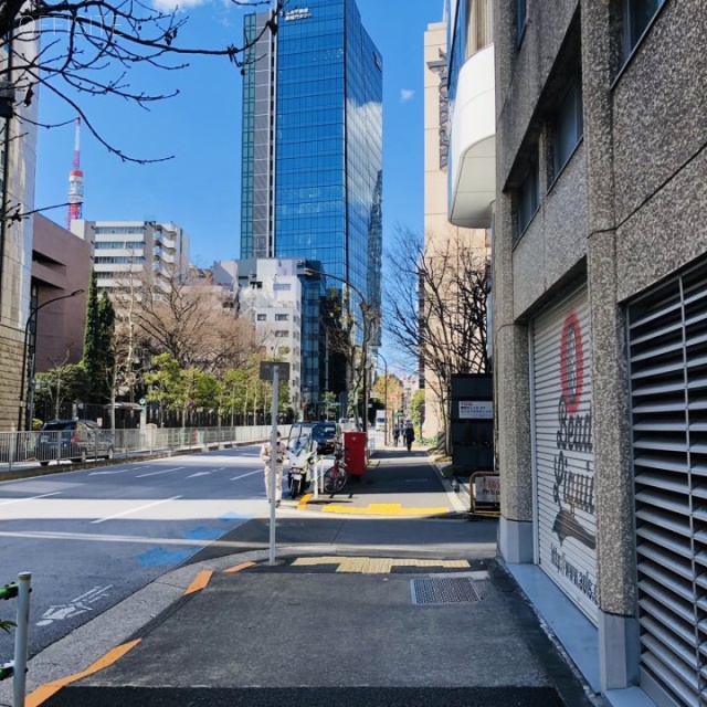 尾島ビル ビル前面道路