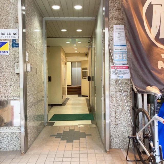 KEN BUILDING オフィスビル出入口