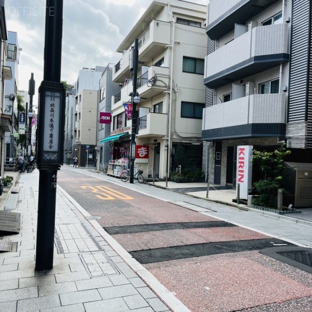 三石ビル 前面道路(北品川本通り商店街)