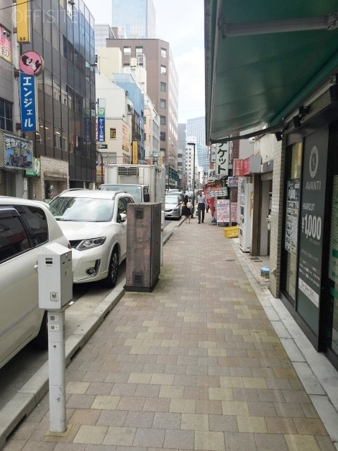 奥野ビル ビル前面道路