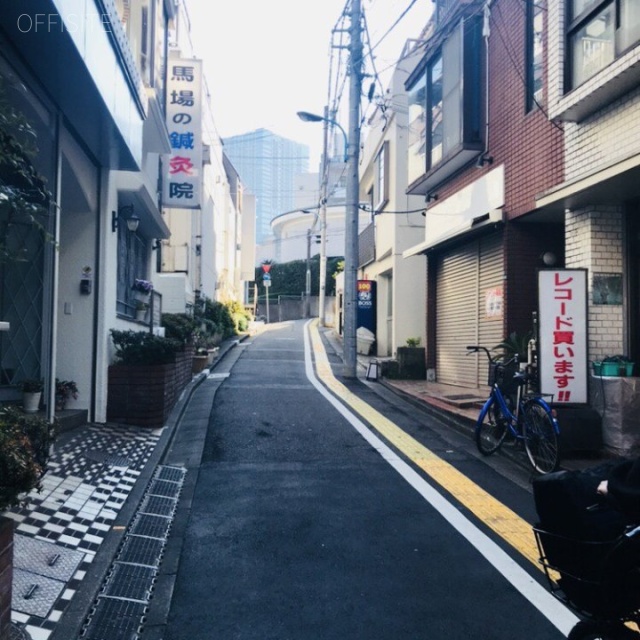 本吉ビル　ビル前面道路