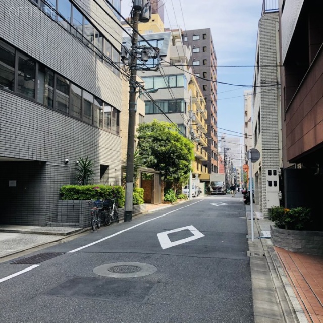 ヴェンアモール ビル前面道路