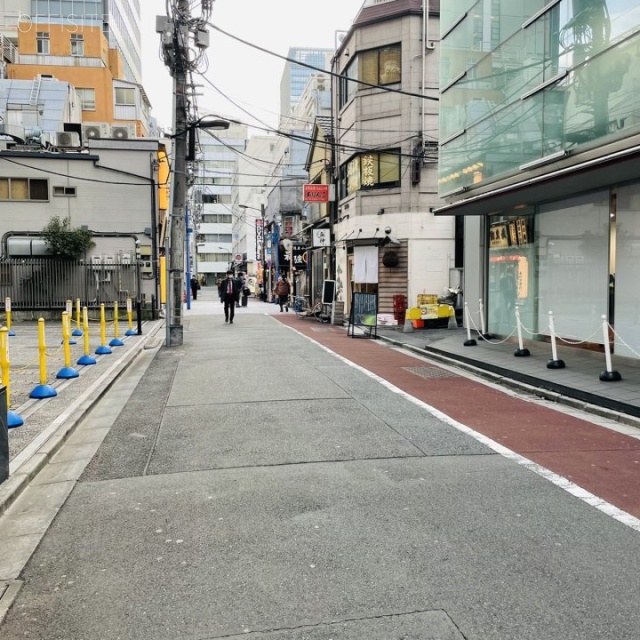 内神田3丁目一棟貸建物 ビル前面道路