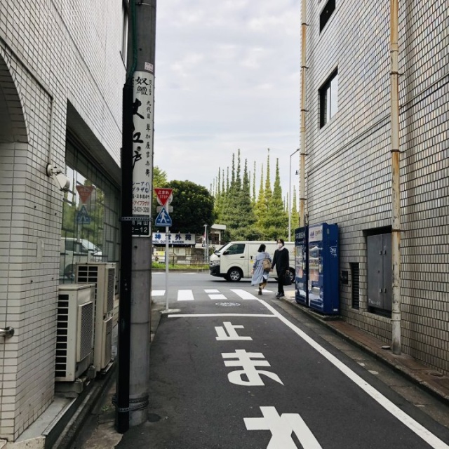 魚仙ビル ビル前面道路