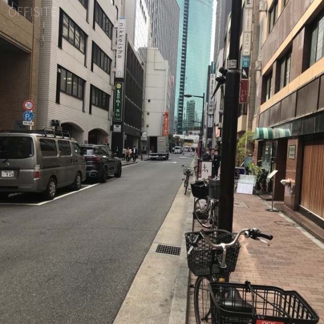 松岡銀緑館 ビル前面道路