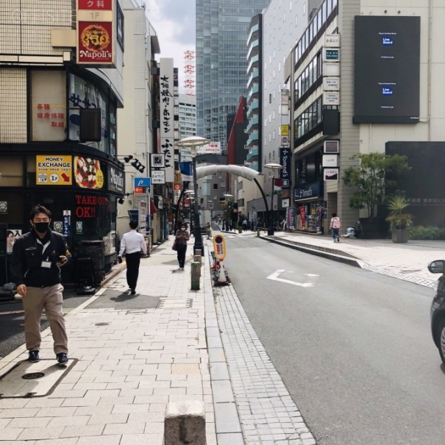 赤坂ウエストビル ビル前面道路