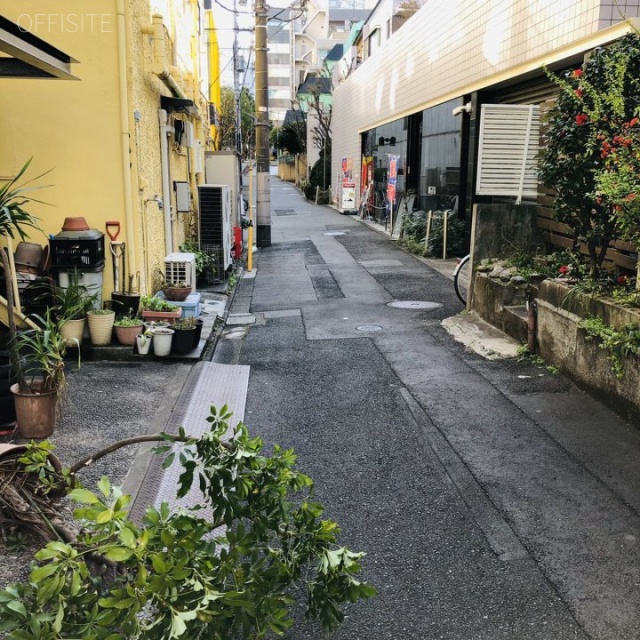 ヨシムラビル ビル前面道路