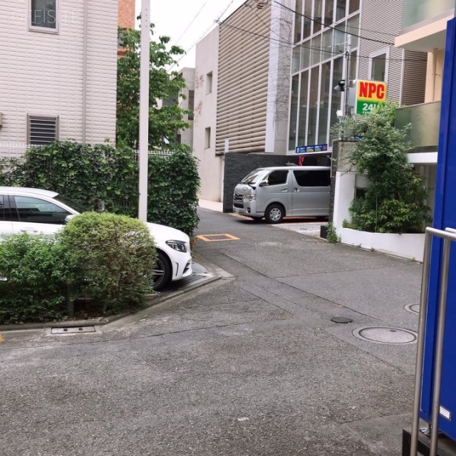 ツチヤギャラリー88 ビル前面道路