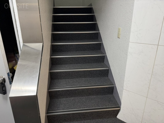 晴花ビル　階段