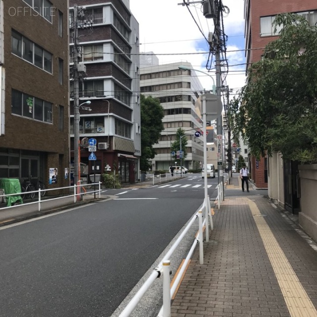 ビル前面道路