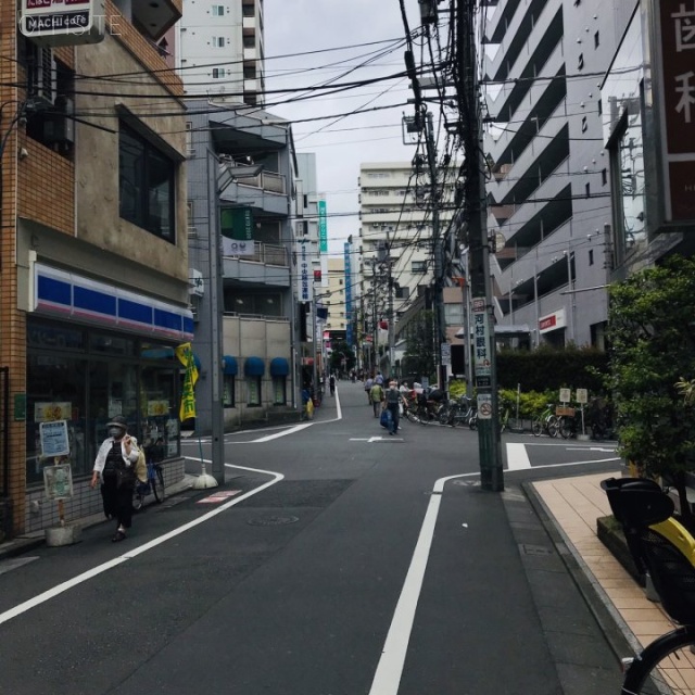 高円寺クアトロビル ビル前面道路