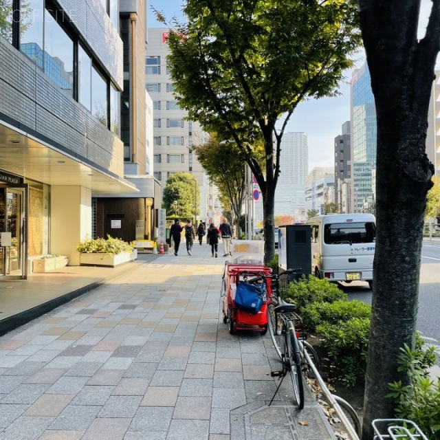 興和日東ビル ビル前面道路