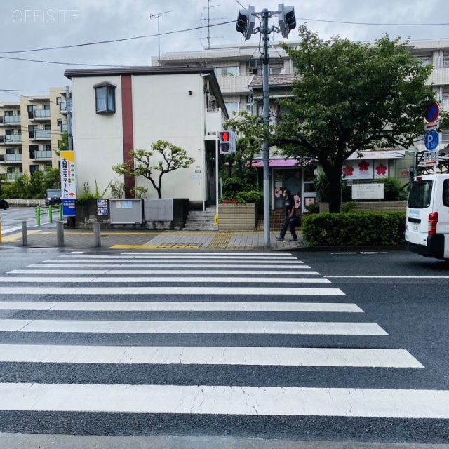 桜新町クリニックモール ビル前面道路