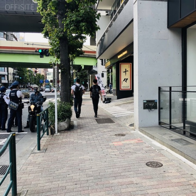 三王商会西麻布ビル　ビル前面道路