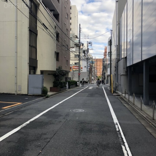 御苑ビル ビル前面道路