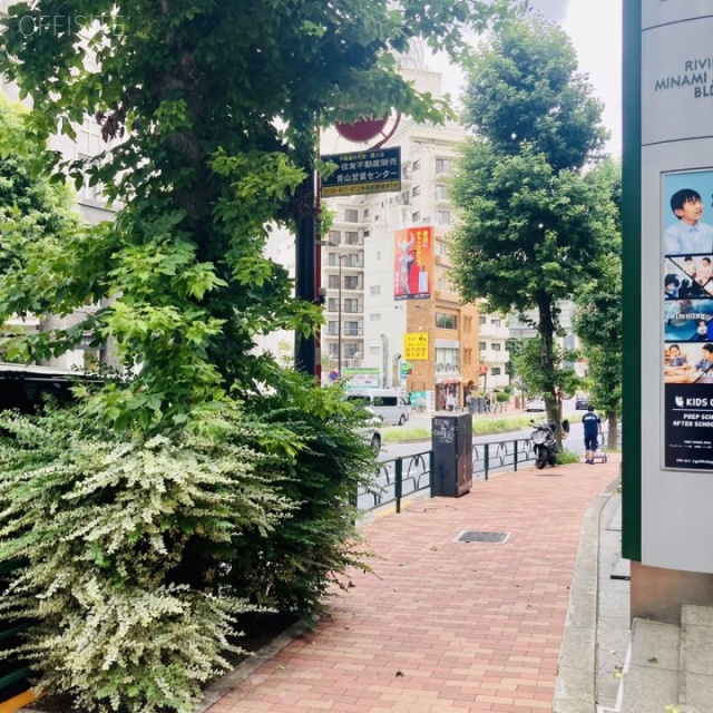 青山コンパルビル ビル前面道路