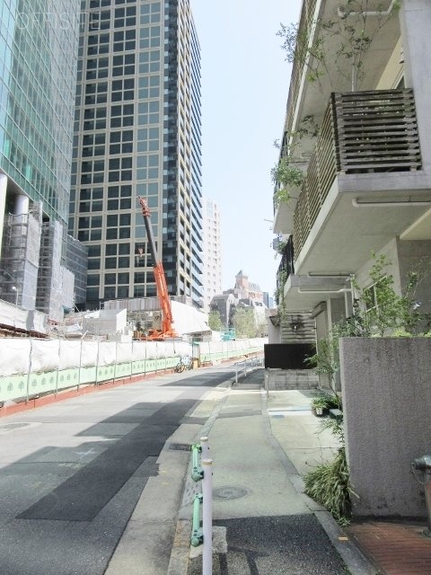 コープ野村六本木2 ビル前面道路