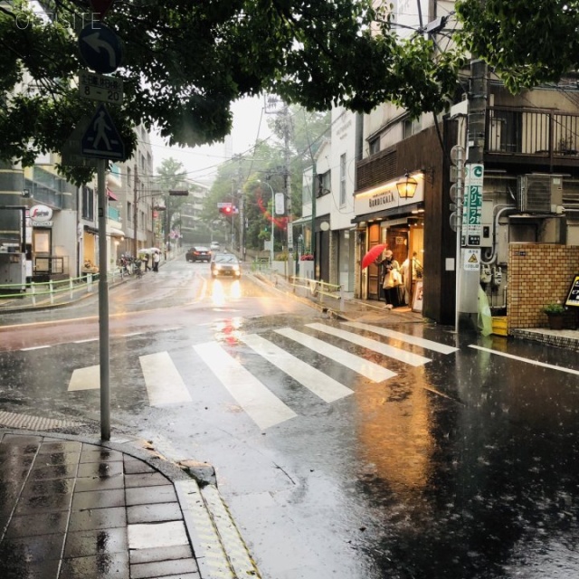 広尾アーバン ビル前面道路