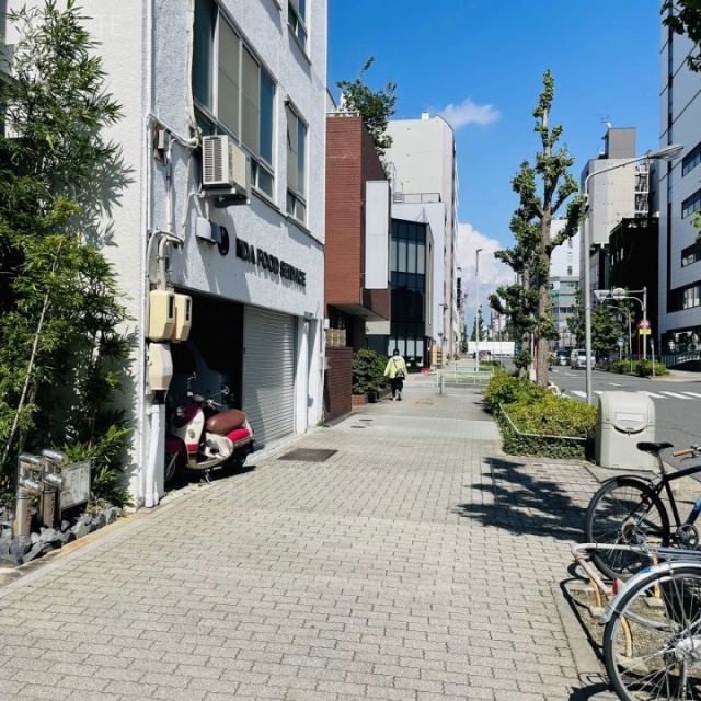 Tower of strings 前面歩道