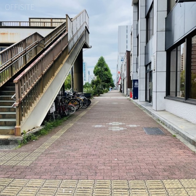 CHIKARAビル 前面歩道