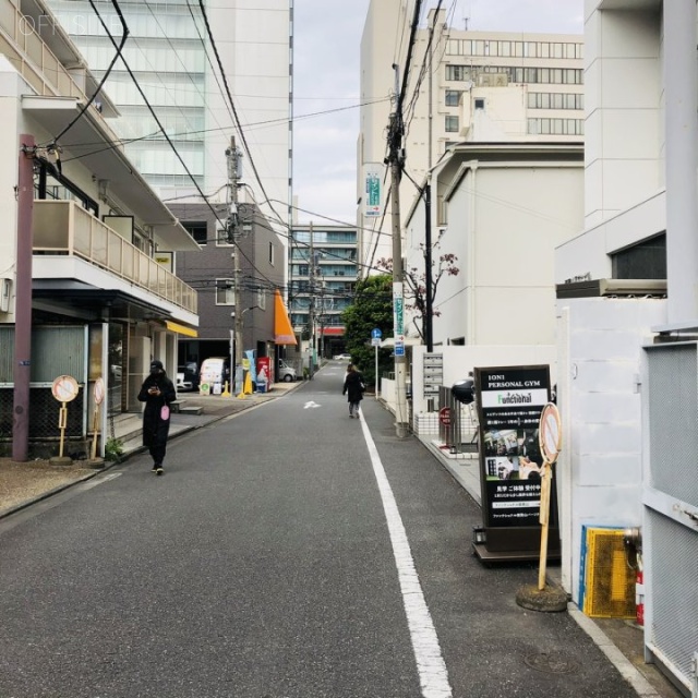 ランド南青山 ビル前面道路